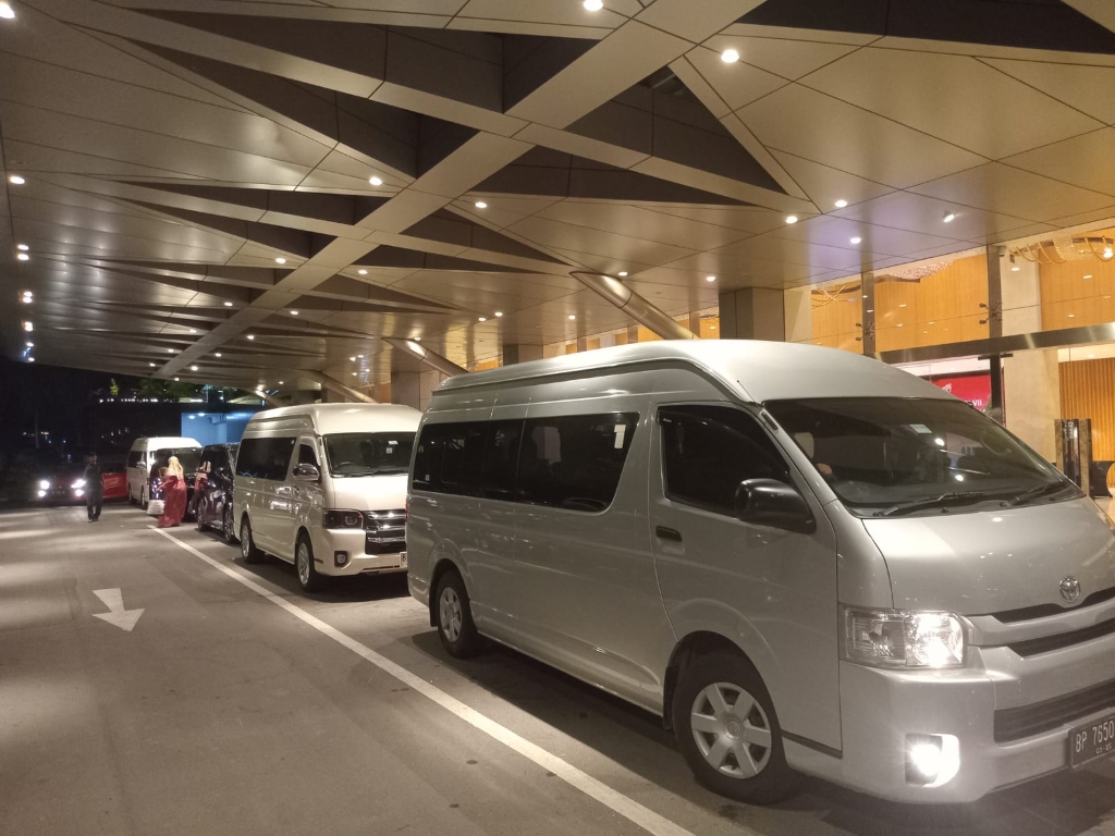 Batam Van Transport - Fleet pickup service under hotel awning