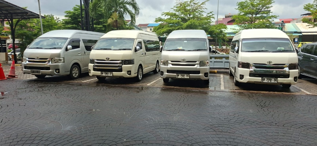 Batam Van Transport - Row of clean Toyota Hiace vans ready for group transport